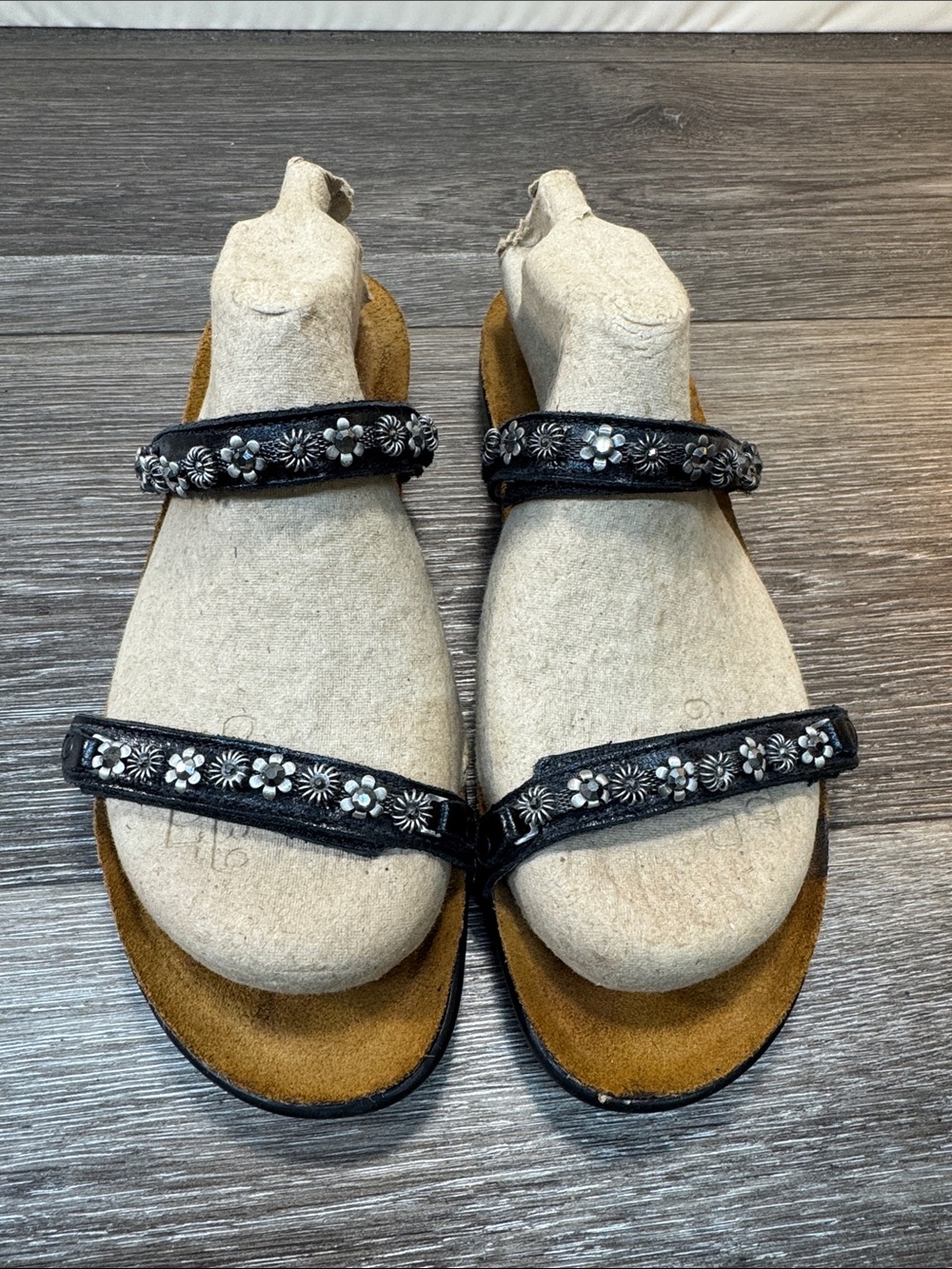 Naot Black Floral Embellished Double-Strap Sandals woman’s SZ 40 (h190)